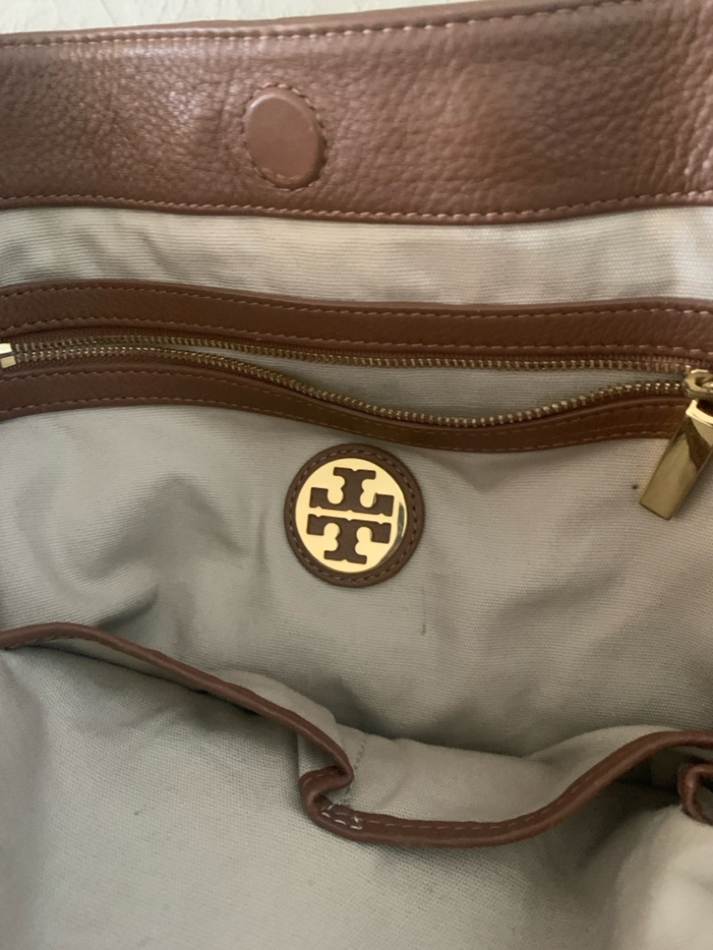 Tory Burch Brown Leather Shoulder Bag with Gold Logo - Picture 7 of 10